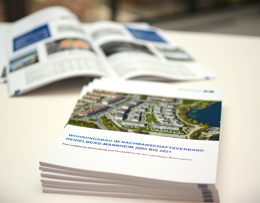 Gedruckte Broschüre zum Wohnungsbau im Nachbarschaftsverband Heidelberg und Mannheim auf einem Tisch