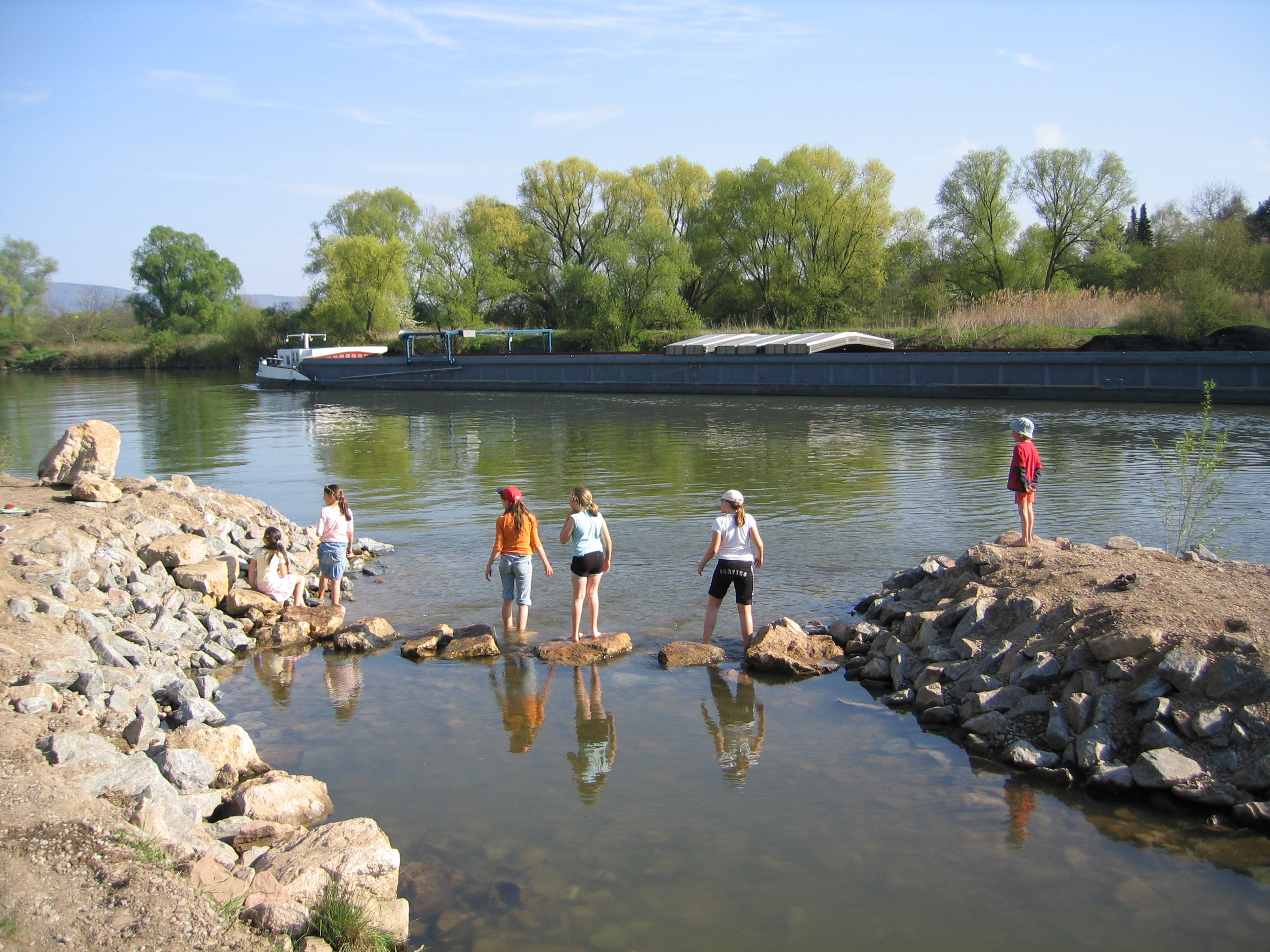 Kinder spielen am Fluss