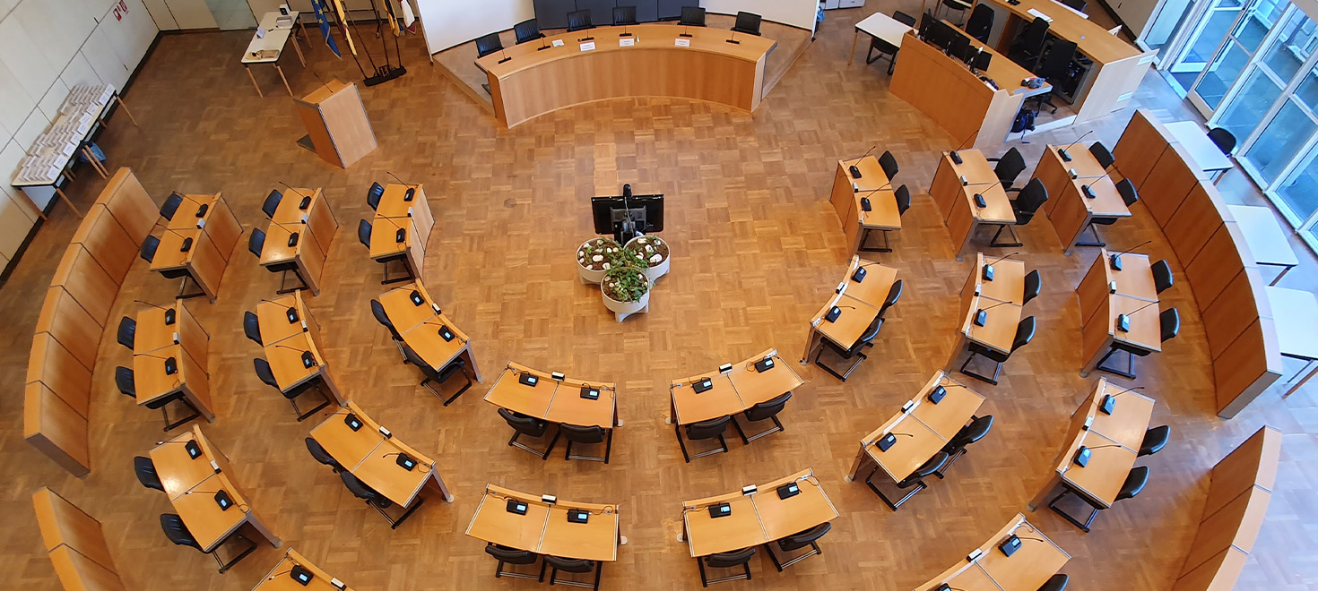 Mikrofonanlage auf einem Tisch in einem Sitzungssaal