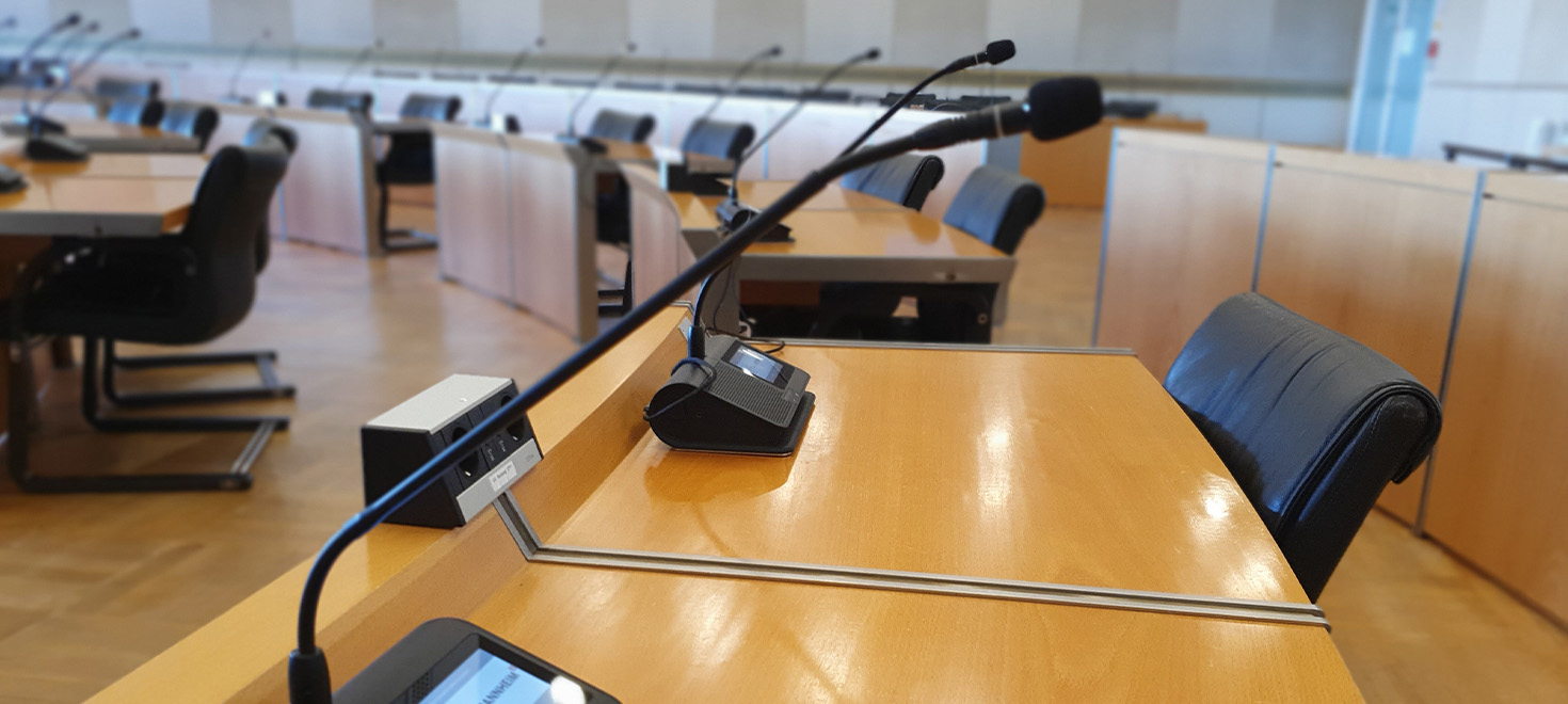 Mikrofonanlage auf einem Tisch in einem Sitzungssaal